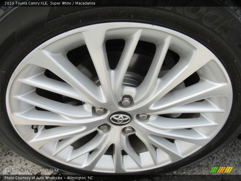 Super White / Macadamia 2019 Toyota Camry XLE