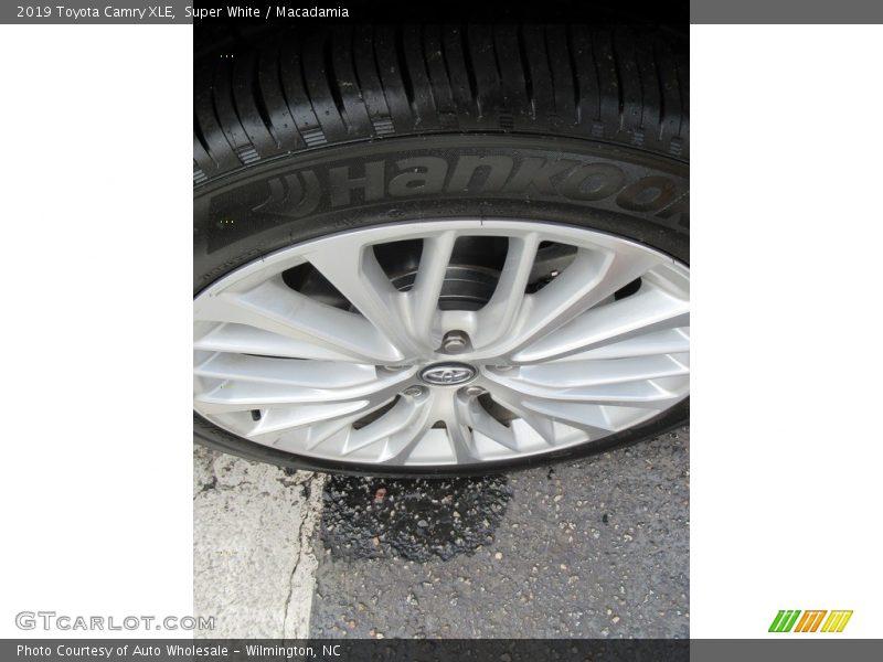 Super White / Macadamia 2019 Toyota Camry XLE
