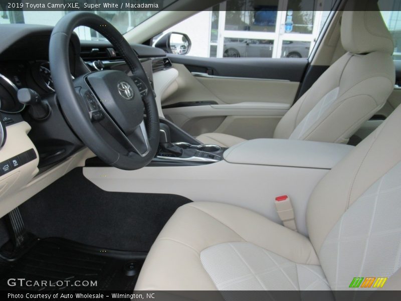 Super White / Macadamia 2019 Toyota Camry XLE