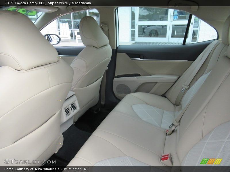 Super White / Macadamia 2019 Toyota Camry XLE