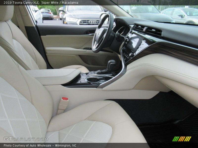Super White / Macadamia 2019 Toyota Camry XLE