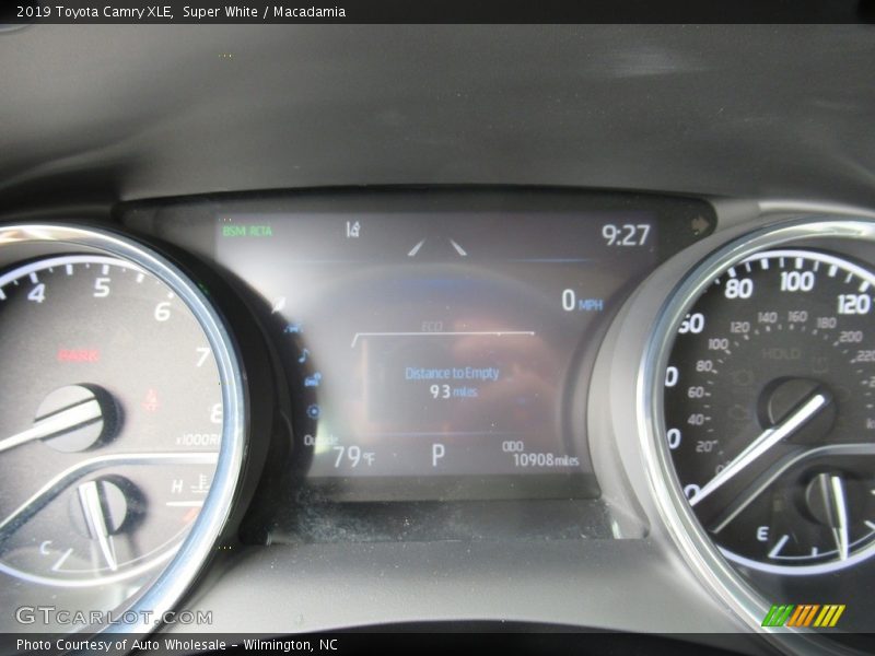 Super White / Macadamia 2019 Toyota Camry XLE