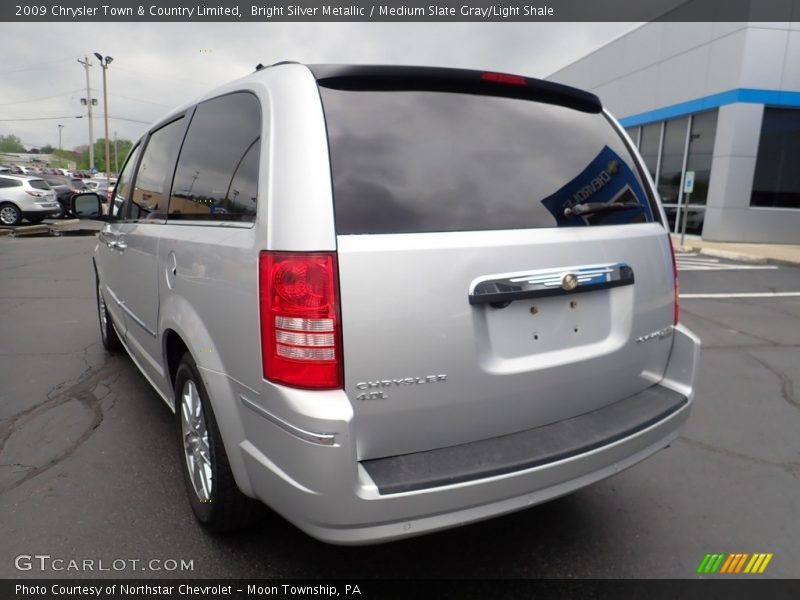 Bright Silver Metallic / Medium Slate Gray/Light Shale 2009 Chrysler Town & Country Limited