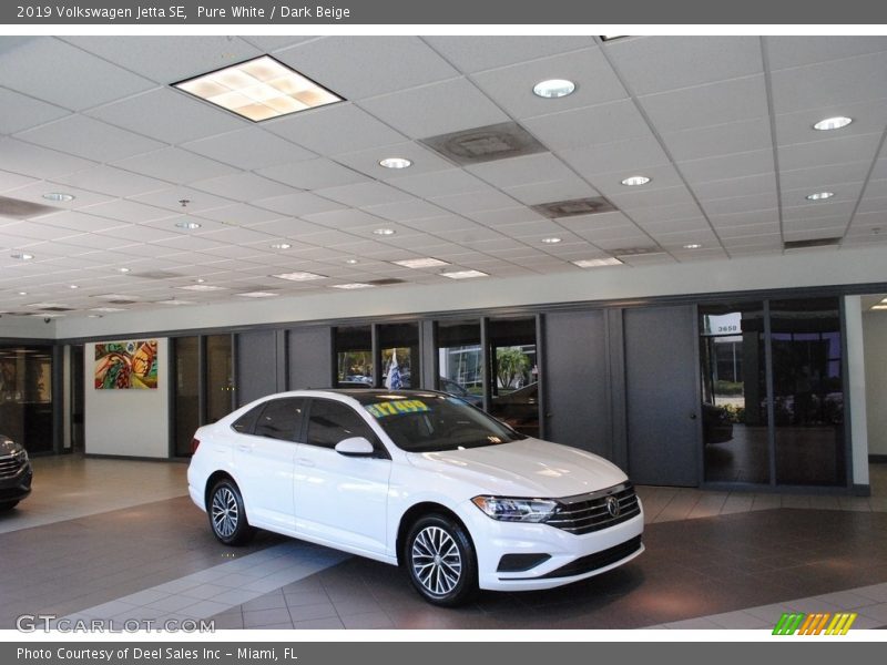 Pure White / Dark Beige 2019 Volkswagen Jetta SE