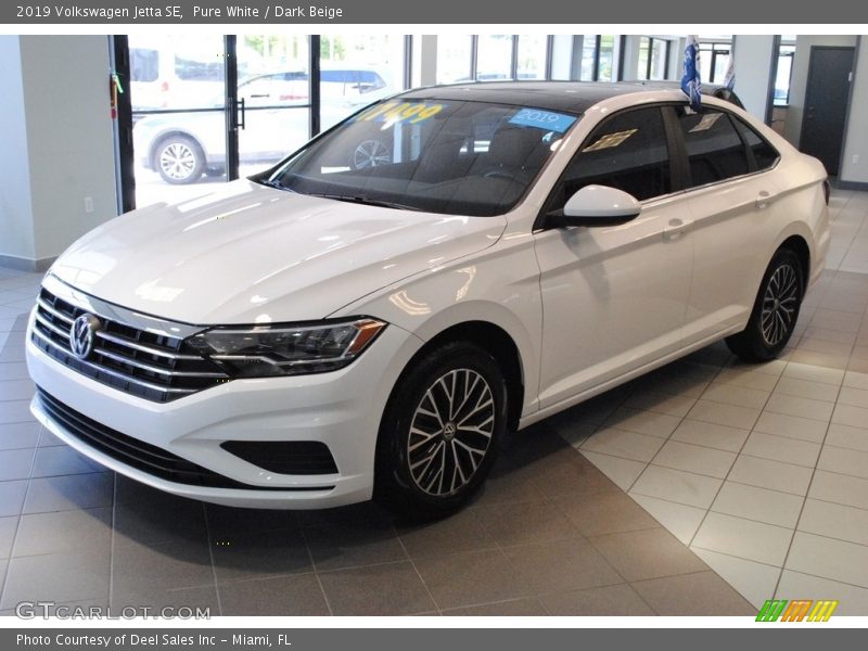 Pure White / Dark Beige 2019 Volkswagen Jetta SE