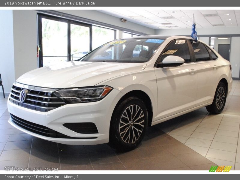 Pure White / Dark Beige 2019 Volkswagen Jetta SE