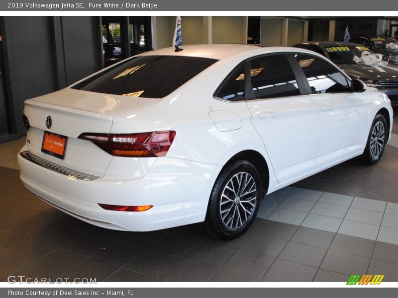 Pure White / Dark Beige 2019 Volkswagen Jetta SE