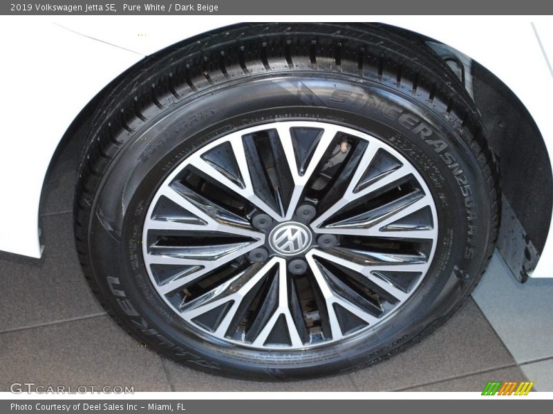 Pure White / Dark Beige 2019 Volkswagen Jetta SE