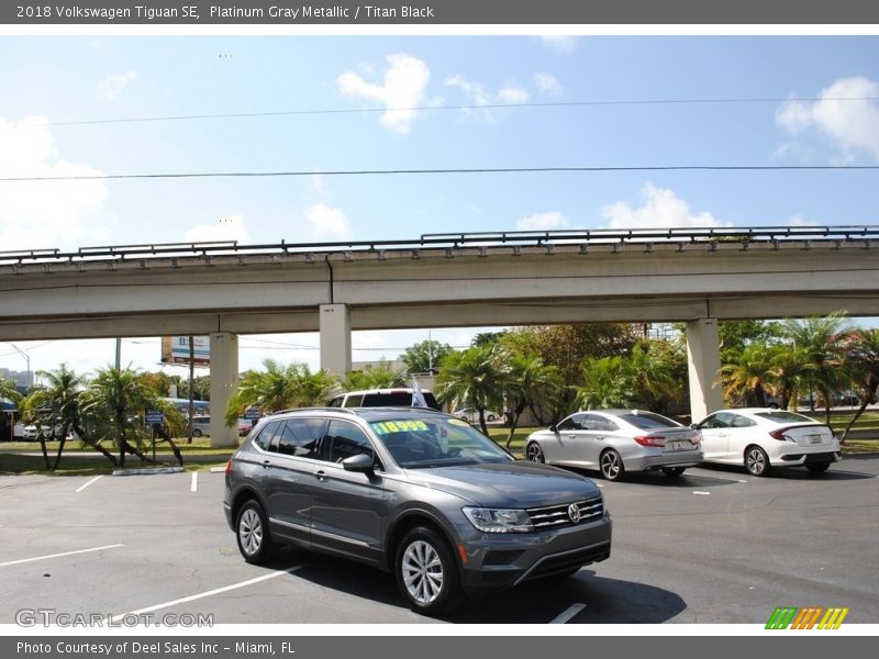 Platinum Gray Metallic / Titan Black 2018 Volkswagen Tiguan SE