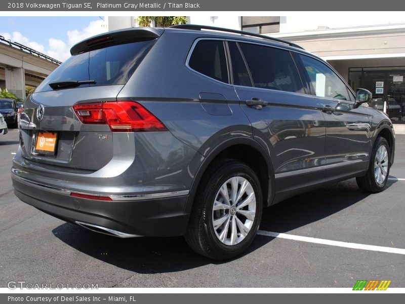 Platinum Gray Metallic / Titan Black 2018 Volkswagen Tiguan SE