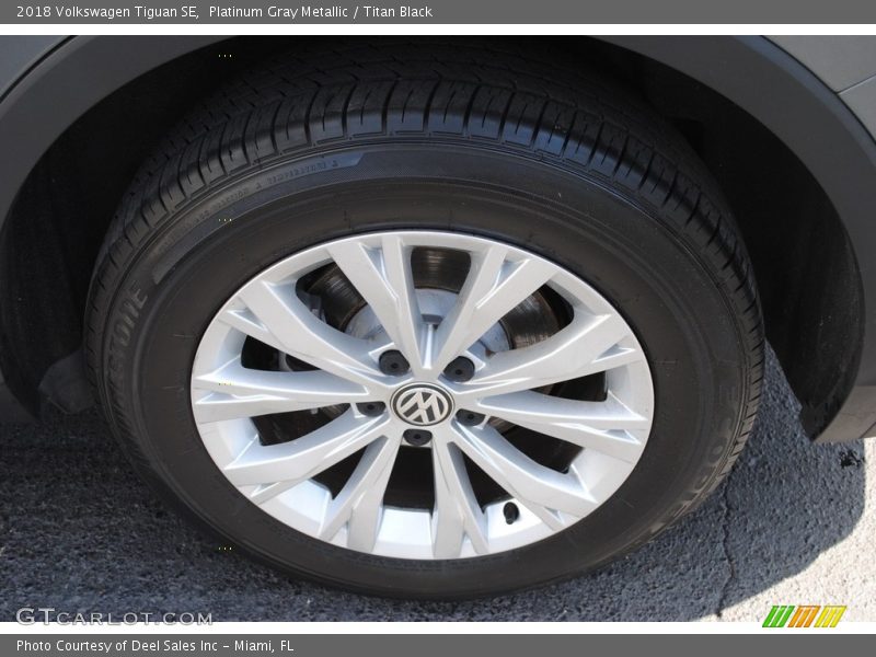 Platinum Gray Metallic / Titan Black 2018 Volkswagen Tiguan SE