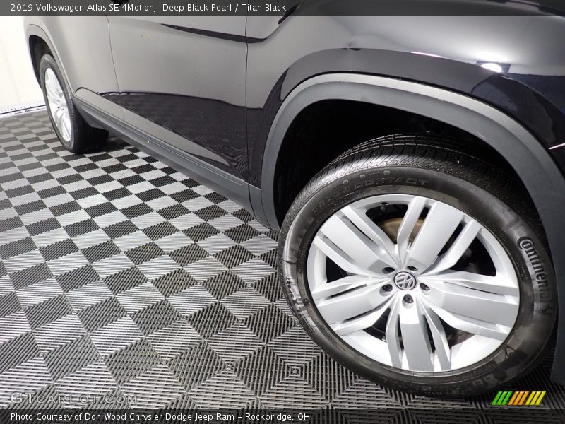 Deep Black Pearl / Titan Black 2019 Volkswagen Atlas SE 4Motion