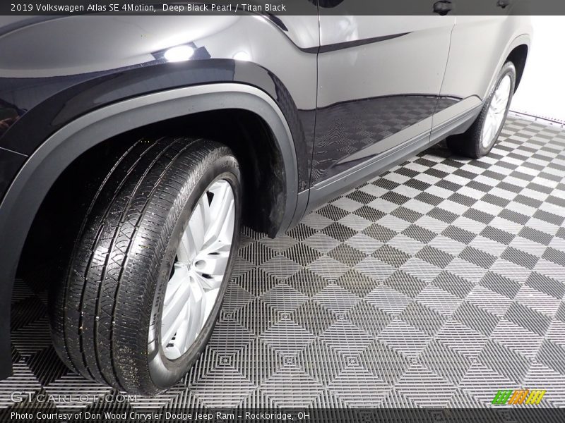 Deep Black Pearl / Titan Black 2019 Volkswagen Atlas SE 4Motion