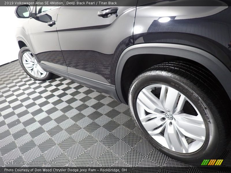 Deep Black Pearl / Titan Black 2019 Volkswagen Atlas SE 4Motion