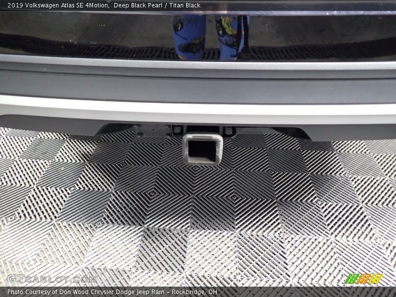 Deep Black Pearl / Titan Black 2019 Volkswagen Atlas SE 4Motion