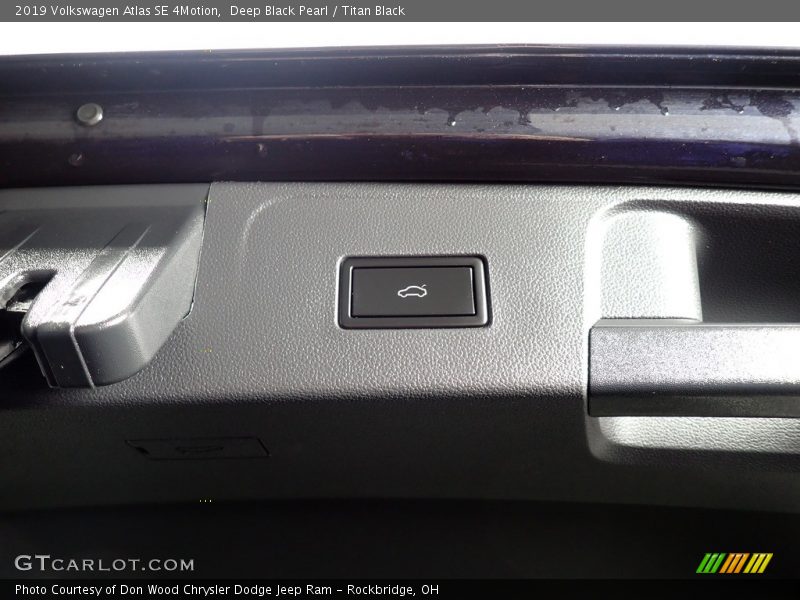 Deep Black Pearl / Titan Black 2019 Volkswagen Atlas SE 4Motion
