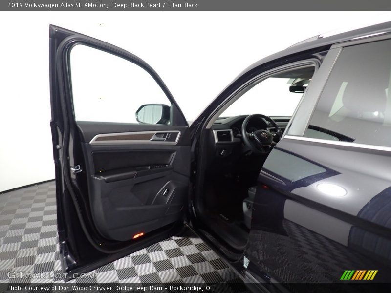 Deep Black Pearl / Titan Black 2019 Volkswagen Atlas SE 4Motion