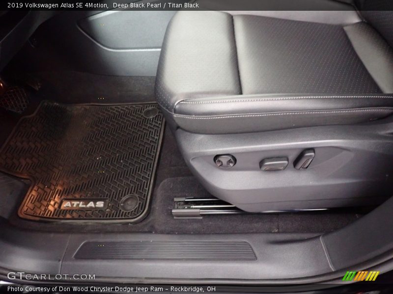 Deep Black Pearl / Titan Black 2019 Volkswagen Atlas SE 4Motion