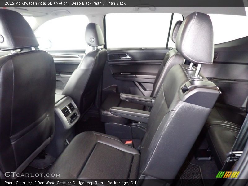 Deep Black Pearl / Titan Black 2019 Volkswagen Atlas SE 4Motion