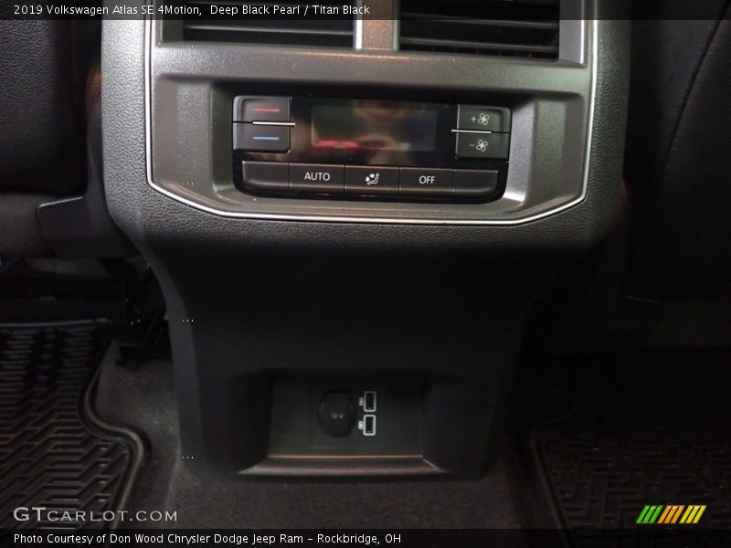 Deep Black Pearl / Titan Black 2019 Volkswagen Atlas SE 4Motion