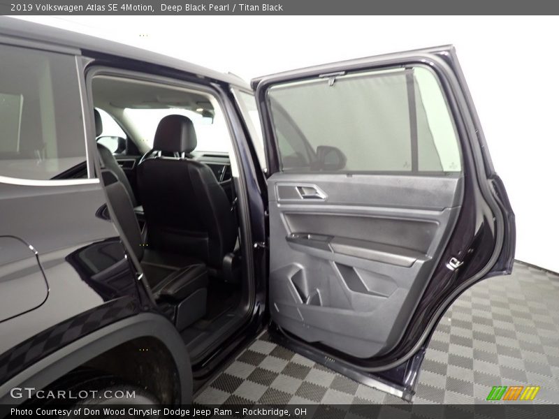Deep Black Pearl / Titan Black 2019 Volkswagen Atlas SE 4Motion
