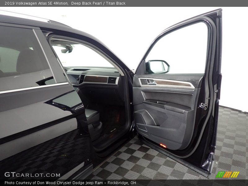 Deep Black Pearl / Titan Black 2019 Volkswagen Atlas SE 4Motion