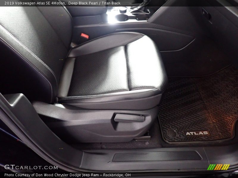 Deep Black Pearl / Titan Black 2019 Volkswagen Atlas SE 4Motion
