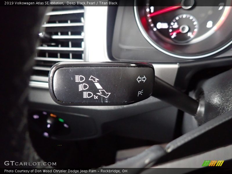 Deep Black Pearl / Titan Black 2019 Volkswagen Atlas SE 4Motion