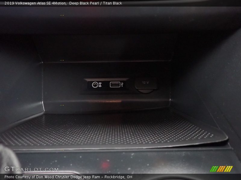 Deep Black Pearl / Titan Black 2019 Volkswagen Atlas SE 4Motion