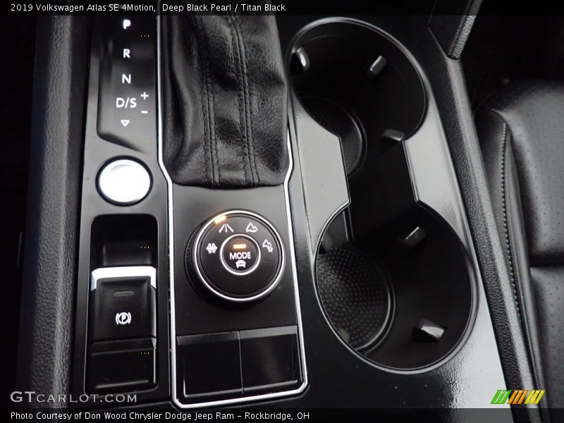 Deep Black Pearl / Titan Black 2019 Volkswagen Atlas SE 4Motion