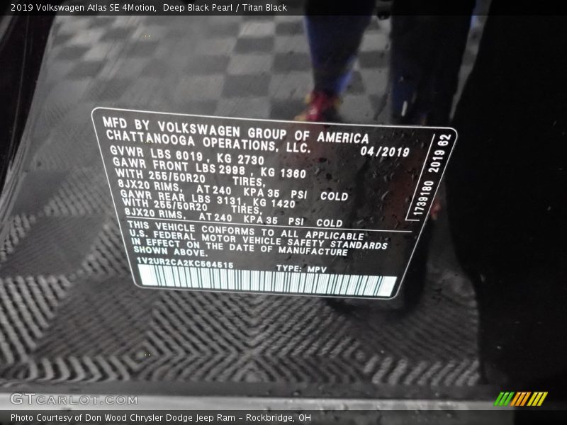 Deep Black Pearl / Titan Black 2019 Volkswagen Atlas SE 4Motion