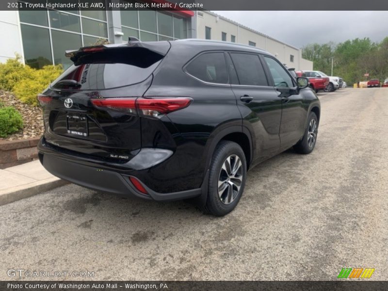 Midnight Black Metallic / Graphite 2021 Toyota Highlander XLE AWD