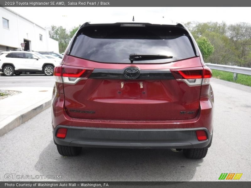 Salsa Red Pearl / Black 2019 Toyota Highlander SE AWD