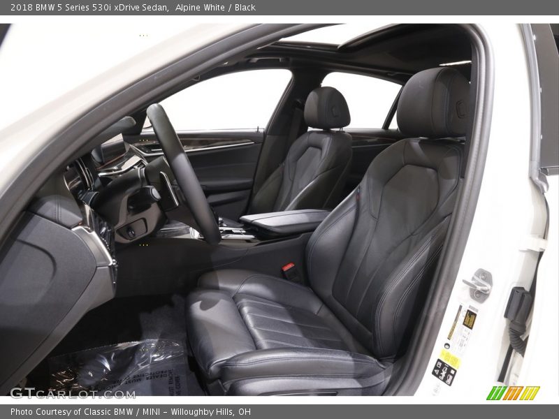 Alpine White / Black 2018 BMW 5 Series 530i xDrive Sedan