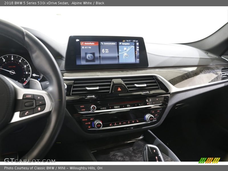 Alpine White / Black 2018 BMW 5 Series 530i xDrive Sedan