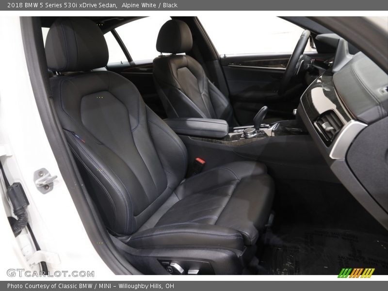 Alpine White / Black 2018 BMW 5 Series 530i xDrive Sedan