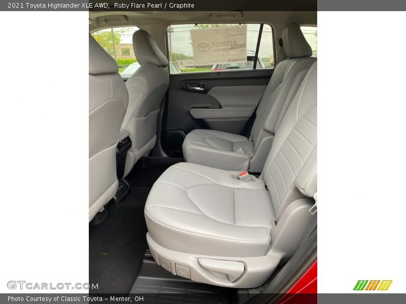Ruby Flare Pearl / Graphite 2021 Toyota Highlander XLE AWD