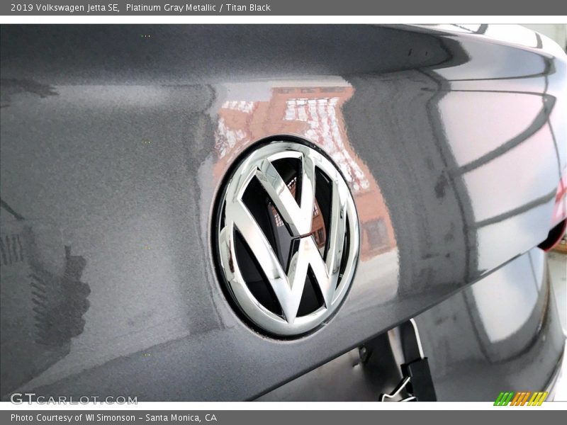 Platinum Gray Metallic / Titan Black 2019 Volkswagen Jetta SE