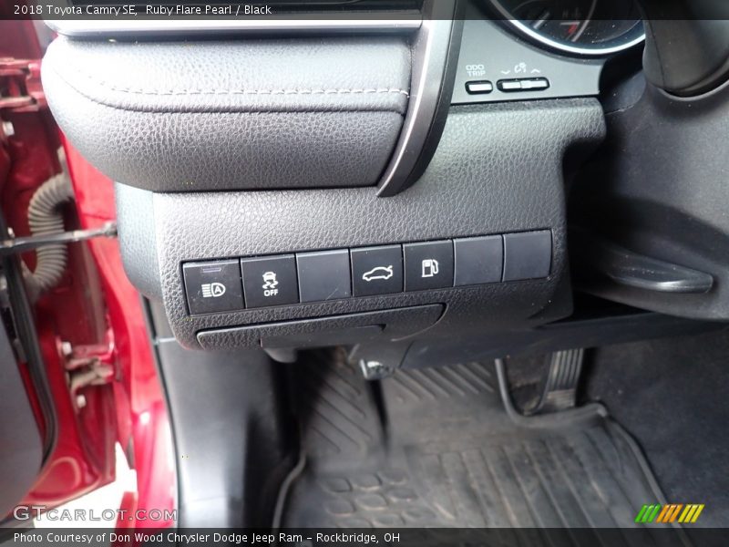 Ruby Flare Pearl / Black 2018 Toyota Camry SE