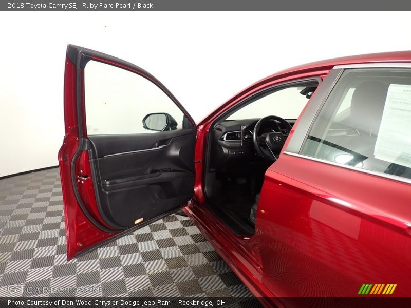 Ruby Flare Pearl / Black 2018 Toyota Camry SE