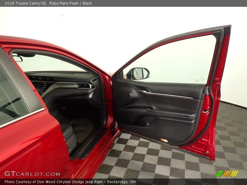 Ruby Flare Pearl / Black 2018 Toyota Camry SE