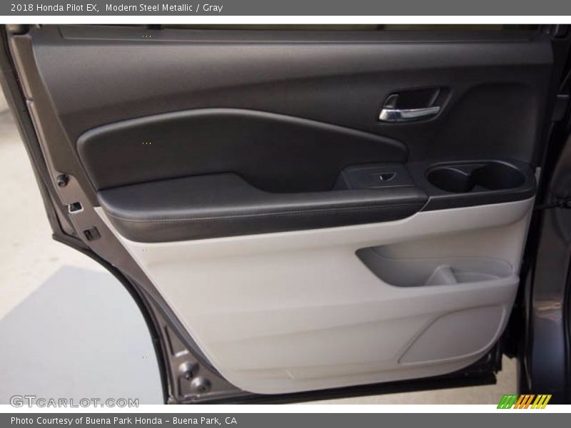 Modern Steel Metallic / Gray 2018 Honda Pilot EX