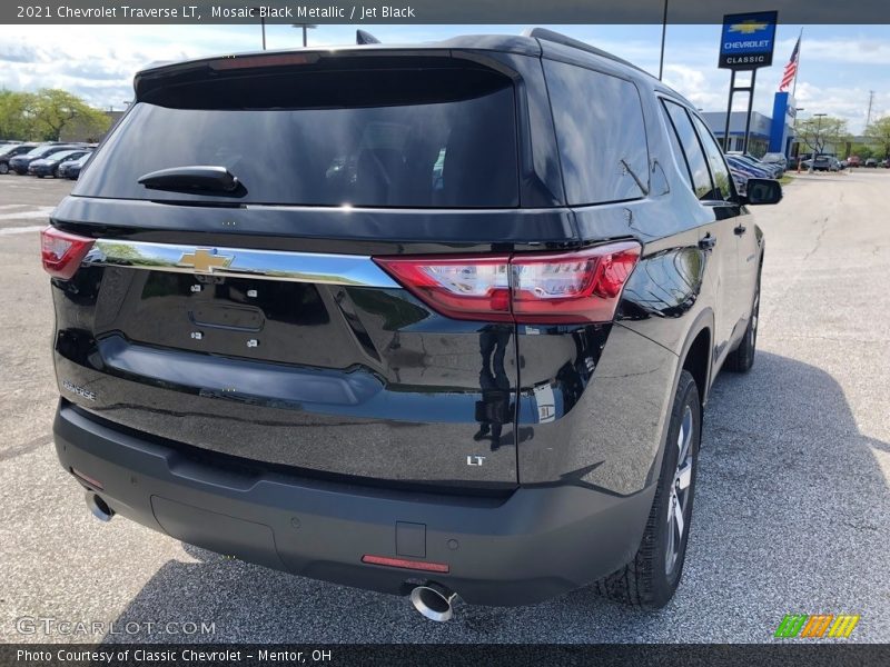 Mosaic Black Metallic / Jet Black 2021 Chevrolet Traverse LT