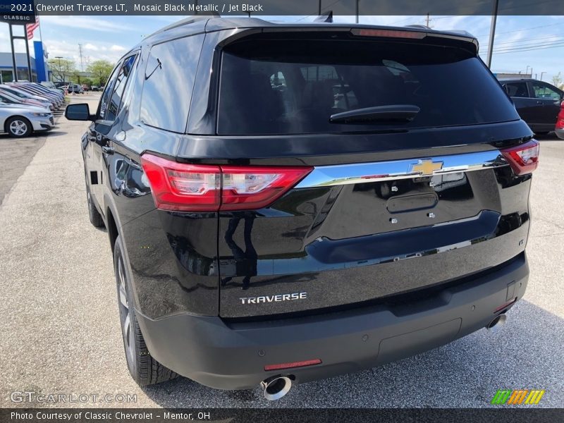 Mosaic Black Metallic / Jet Black 2021 Chevrolet Traverse LT