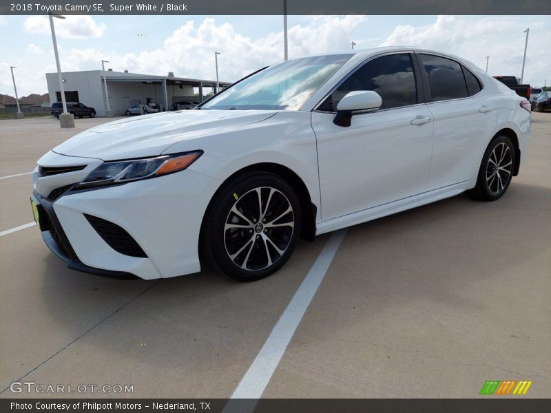 Super White / Black 2018 Toyota Camry SE