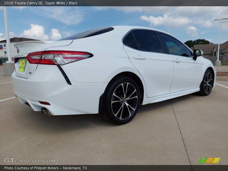 Super White / Black 2018 Toyota Camry SE