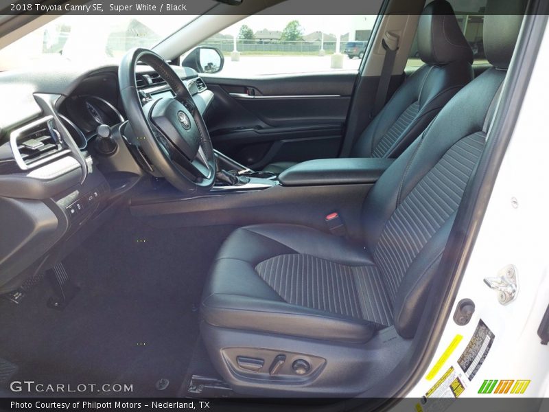 Super White / Black 2018 Toyota Camry SE