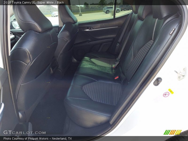 Super White / Black 2018 Toyota Camry SE