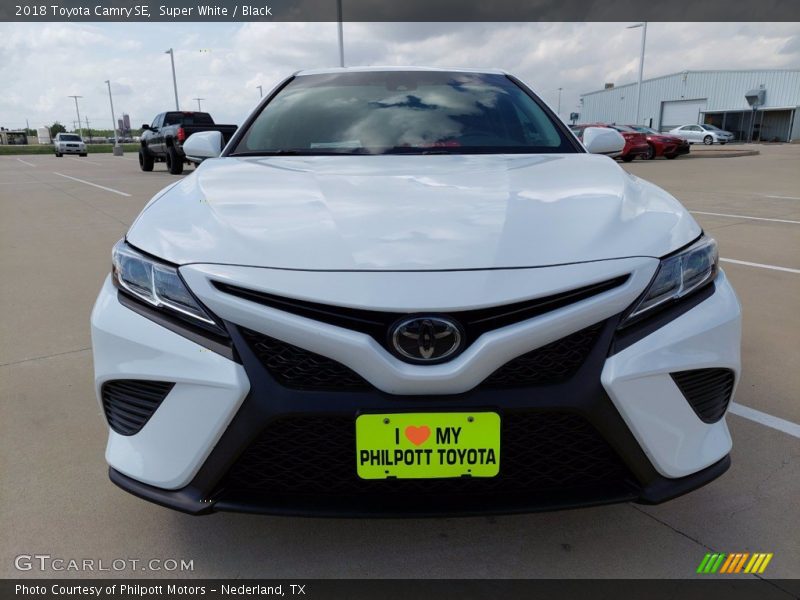 Super White / Black 2018 Toyota Camry SE
