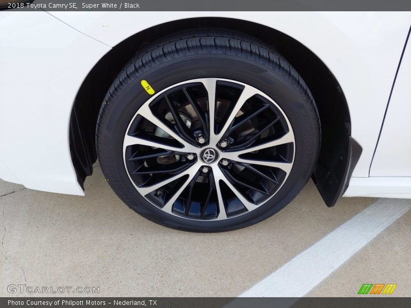 Super White / Black 2018 Toyota Camry SE